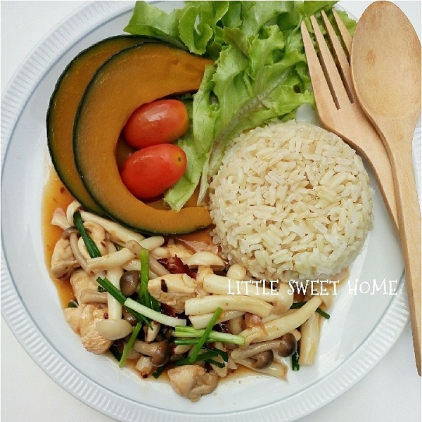 Stir-fried three mushrooms with dried chilies and brown rice