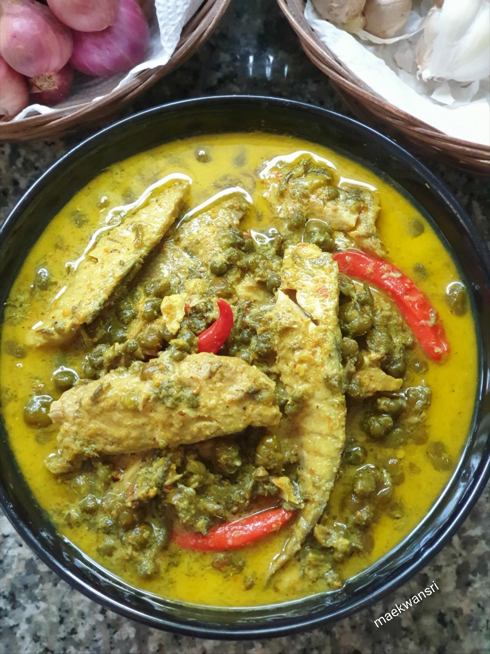 Cassia flower curry with grilled mackerel Traditional Thai curry is difficult to find, delicious and not bitter.